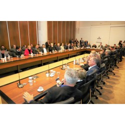 Prefeito Maurício Rivabem participa de reunião do governo estadual sobre a liberação de R$ 500 milhões para municípios